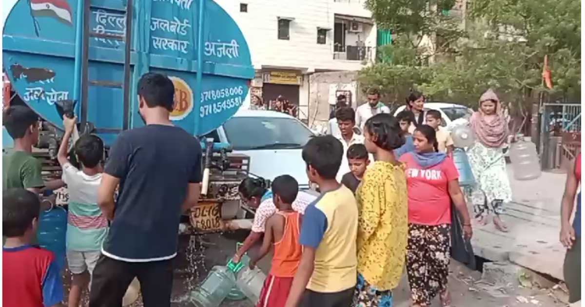 दिल्ली के न्यू अशोक नगर इलाके में भारी जल संकट, बूंद-बूंद के लिए तरस रहे लोग